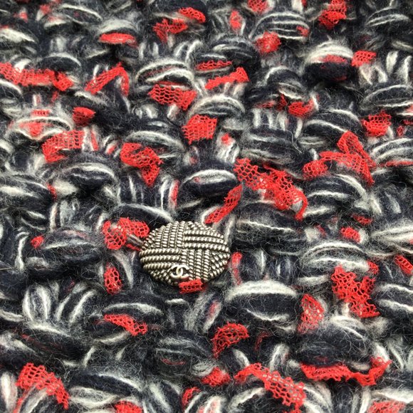 CHANEL RED / GREY / BLACK WOVEN CASHMERE AND SILK CHUNKY KNIT POM POM BEANIE / H - Picture 12 of 13